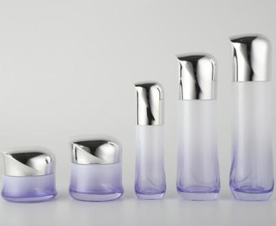 Китай Роскошные стеклянные косметические бутылки с покрытыми крышками/лосьоном опарника сливк разливают косметическую упаковку по бутылкам продается