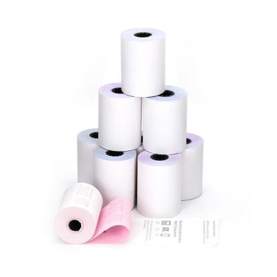 China Rollo de papel enorme de papel de NCR de 4 líneas de montaje para imprimir 2 porciones de papel sin carbono reverso en venta