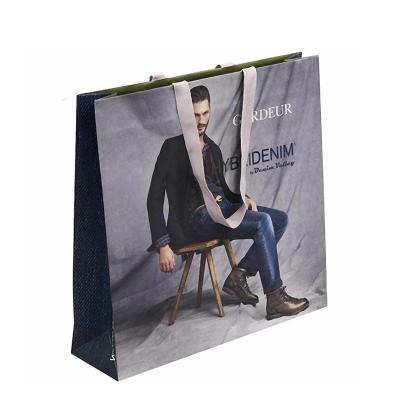 Chine Les sacs en papier à la mode avec le logo ont imprimé la dureté élevée adaptée aux besoins du client de taille à vendre