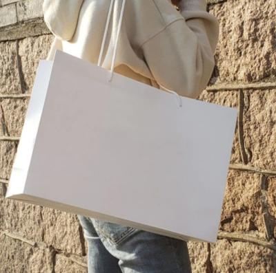 China Las bolsas de papel blancas llanas reutilizables, las bolsas de papel por encargo alisan el borde suave en venta