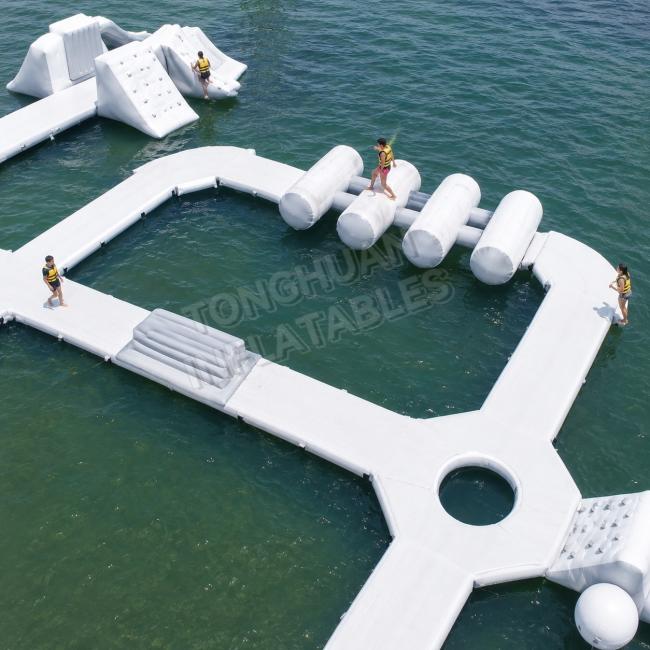 Large Floating Aqua Park Custom PVC Water Park Slides Climbing Zones Jump Platforms Beach Lake Playground