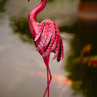 China Outdoor Metal Pink Flamingo Yard Decor Animal Metal Flamingo Statue for sale