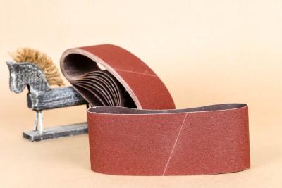 Chine 4 ceintures de ponçage d'oxyde d'aluminium X.21 clôturent l'utilisation enduite sur les ceintures de ponçage en bois à vendre
