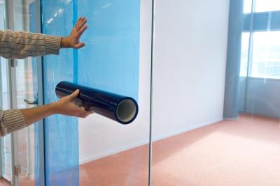 中国 Glass Window Blue Clear Protection Self Adhesive Film 60cm x 100m/200m Peel Off No Residue 販売のため