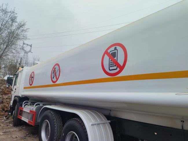 Fuel Tank Truck 6X4 Square Type-300L Fuel Tank Sinotruk 9000kg Front Axle
