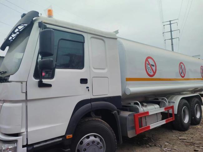 Fuel Tank Truck 6X4 Square Type-300L Fuel Tank Sinotruk 9000kg Front Axle