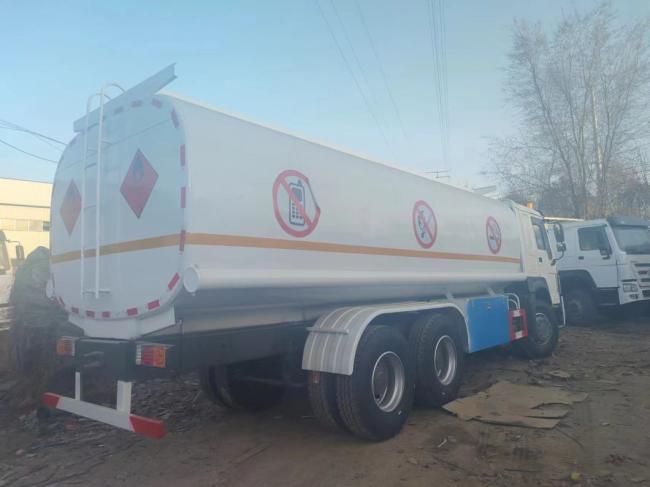 Fuel Tank Truck 6X4 Square Type-300L Fuel Tank Sinotruk 9000kg Front Axle