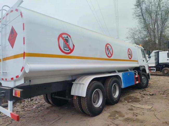 Fuel Tank Truck 6X4 Square Type-300L Fuel Tank Sinotruk 9000kg Front Axle
