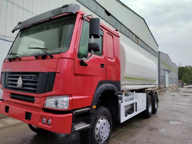 Sinotruck HOWO 6*4 10wheels Fuel Tank Truck 18 Square