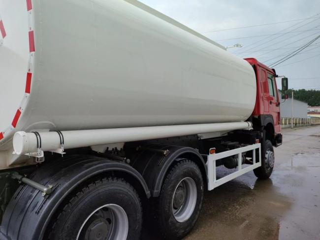 Sinotruck HOWO 6*4 10wheels Fuel Tank Truck 18 Square