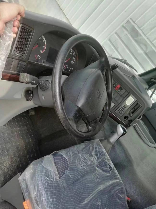 High Quality Blue Head Truck Sinotruk HOWO 6*4 Tractor Truck in Good Condition