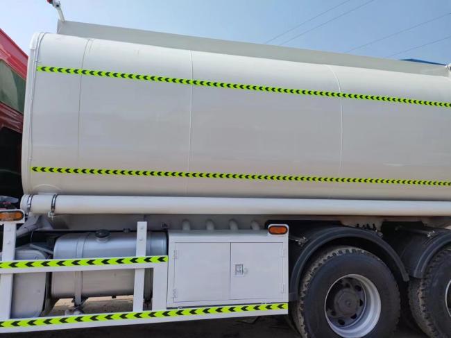 Good Product HOWO 6*4 8*4 28 Cbm 400HP Water/Oil Tank Truck Diesel Gasoline Fuel Tanker for Sale
