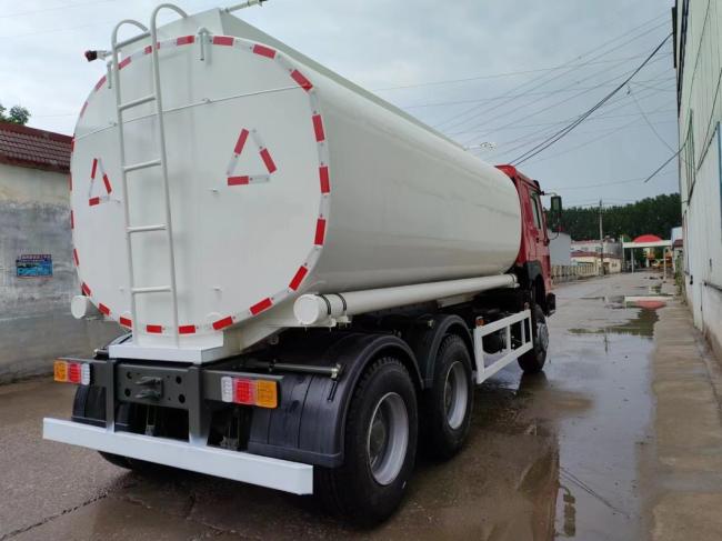 Heavy Duty Sinotruck 20 Ton 8X4 Fuel Tanker Second Hand HOWO Fuel Oil Tank Truck for Sale