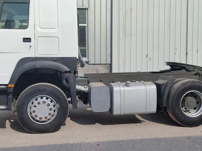 White Right-Hand Drive Diesel Engine Sinotruk HOWO 6*4 Tractor Truck Good Condition