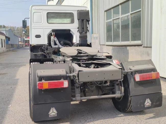 White Right-Hand Drive Diesel Engine Sinotruk HOWO 6*4 Tractor Truck Good Condition