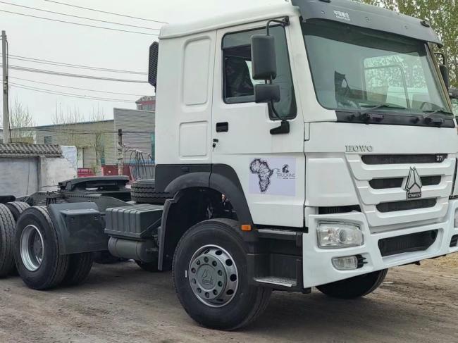 White Sinotruk HOWO 6*4 371HP Right-Hand Driving Tractor Truck