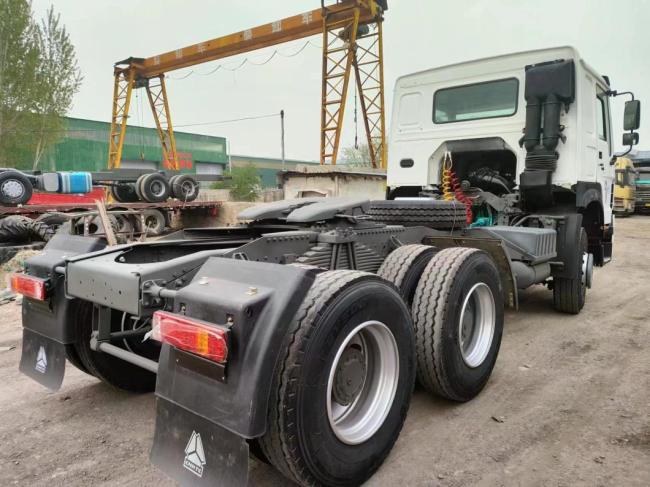 White Sinotruk HOWO 6*4 371HP Right-Hand Driving Tractor Truck
