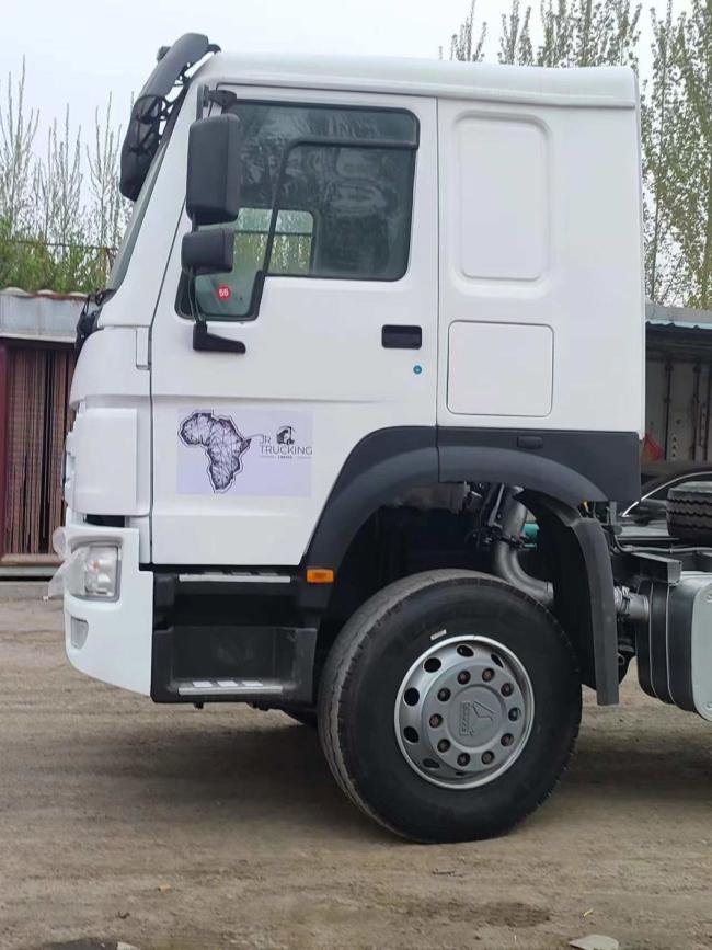 White Sinotruk HOWO 6*4 371HP Right-Hand Driving Tractor Truck