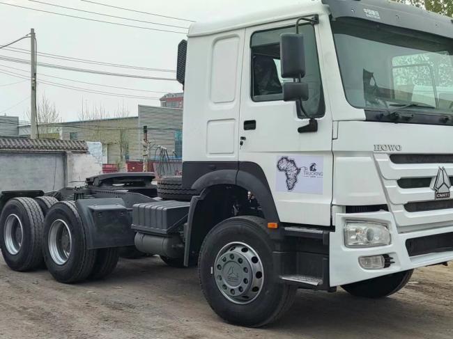 White Sinotruk HOWO 6*4 371HP Right-Hand Driving Tractor Truck