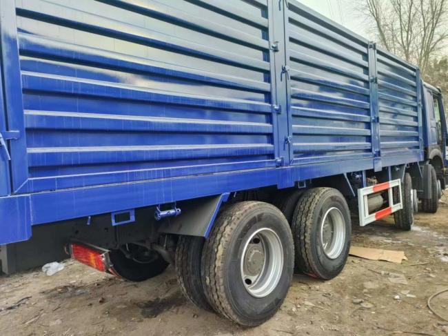 Sinotruck HOWO blue 8*4 Box Truck Secondhand Truck 10tires