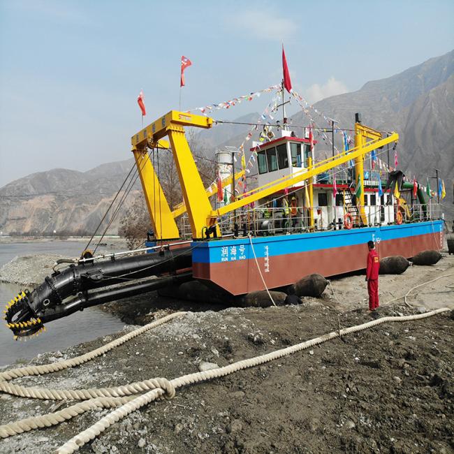Electric Hydraulic Water Flow 3500 /6000cubic Meter 18 /26inch Cutter Suction Dredger with Underwater Pump for River Sand /Lake Mud/ Construct Port / Reservoir