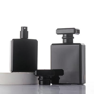 中国 Square Perfume Glass Mist Spray Bottle 50ml 100ml Customizable Luxury 販売のため