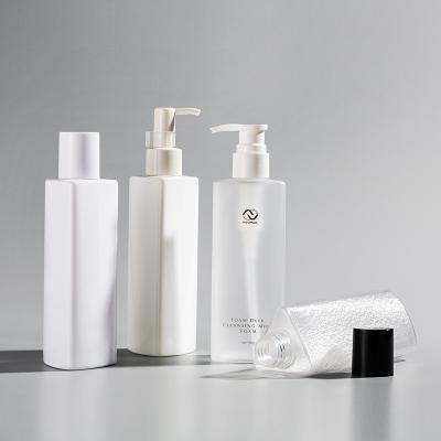 Chine bouteilles en plastique de pompe de shampooing de place de triangle de 6.7oz 200ml pour le shampooing et le conditionneur à vendre