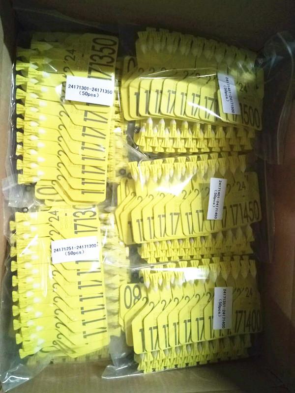 A Tag Numbered RFID Cow ID UHF Cattle Tags Customized Chip 860-960 Mhz