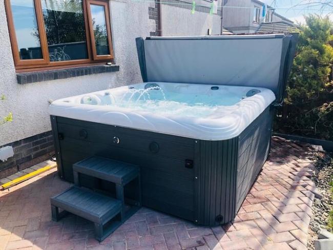 Backyard Swim SPA With 2 Lounges Outdoor Spa Pools For Family 2 Person Massage Bathtubs With Air Jets
