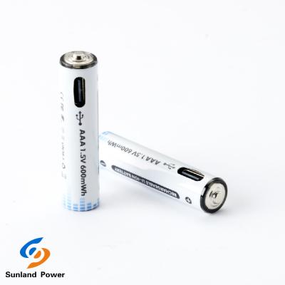 中国 1.5V AAA Rechargeable Lithium Ion Cylindrical Battery With Type C Connector 販売のため