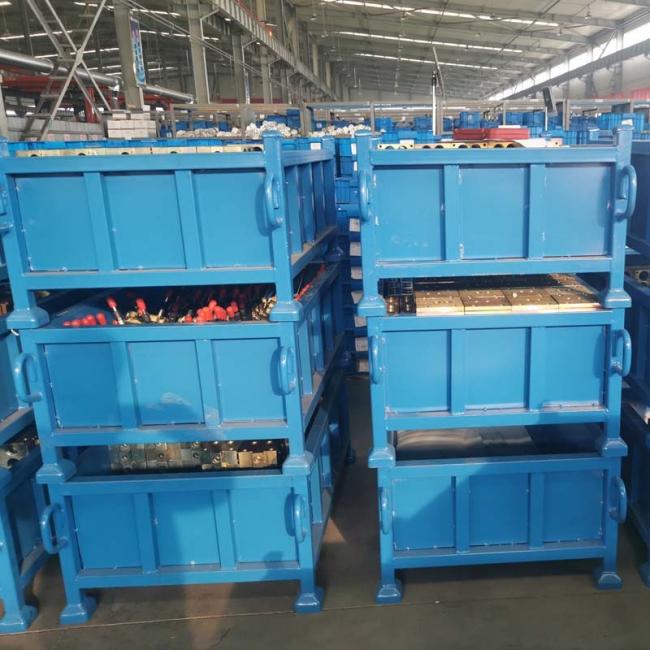 Metal pallet box with forklift access points