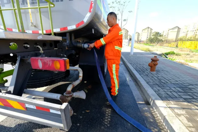 8.2m³ High-Capacity Water Sprinkler Truck for Efficient Road Watering