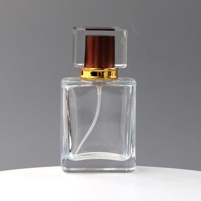 China Botella separada de la muestra de los cosméticos de la botella de perfume del cuadrado del punto de la botella de la cubierta del espray del viaje de acrílico de cristal transparente de la prensa en venta