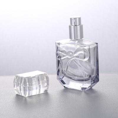 China Los cosméticos de la boca de la botella de la luz de Salingay embotellan la botella de perfume sub de la botella de la botella vacía del cristal de botellas de perfume del tornillo 30ml en venta