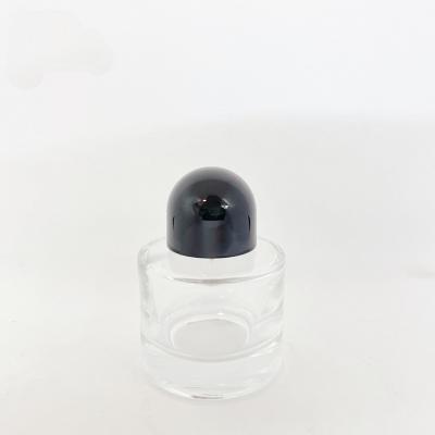 China A garrafa de perfume 50ml Exquisitely personalizada para nenhuma - homem - garrafa de vidro da terra com a baioneta magnética forte perfuma o empacotamento à venda