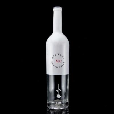 China Botella personalizada 750 ml pintura en aerosol blanco whisky vodka botella de vidrio vacía con corcho en venta
