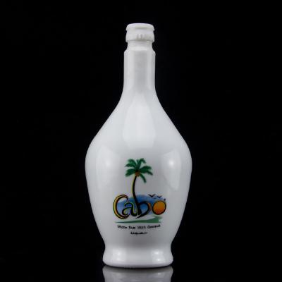 China Botella de vidrio de ron con corcho de 700 ml de superficie de congelación personalizada en venta