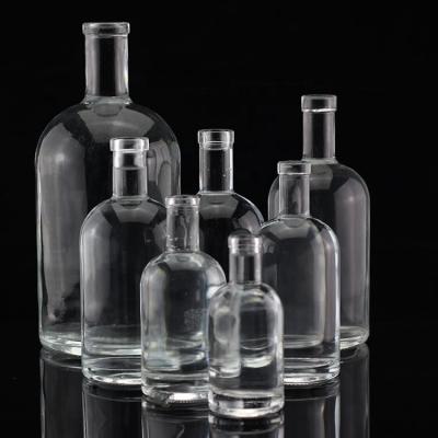 China Material base de vidrio Vodka Liquor Botella de vidrio de diferentes tamaños para destilerías en venta