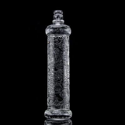 China Hermosa botella de vidrio en relieve de dragón con tapa dorada logotipo personalizado y base de vidrio en venta