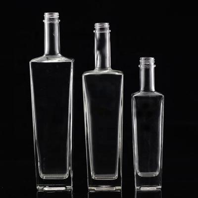 China Botella de vidrio transparente o personalizada 250 ml 500 ml 700 ml 750 ml Botella de vidrio cuadrado de licor en venta