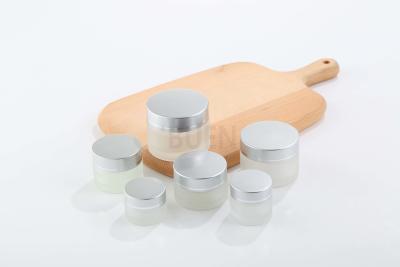 Chine Les pots en verre cosmétiques sans plomb pour la crème corporelle ont adapté aux besoins du client givré à vendre