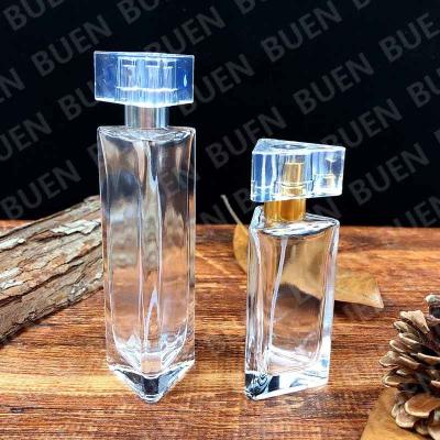 China Botella de perfume de cristal del triángulo amistoso de Eco pequeña con el casquillo de acrílico 1oz en venta