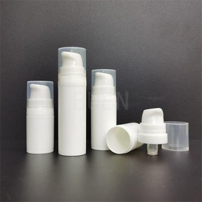 Cina Le bottiglie senz'aria di plastica su misura della pompa Shinny la bottiglia bianca della pompa della lozione in vendita