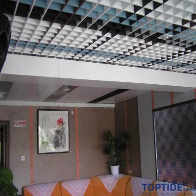 Chine Le plafond noir ouvert de grille du plafond 24 x 24 de cellules de place en aluminium colorée lumineuse installent avec la barre du profil T à vendre