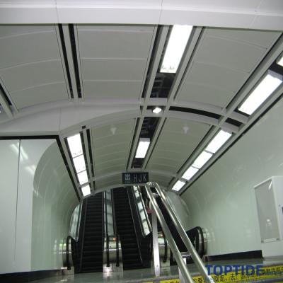 Chine Le plafond suspendu en métal commercial imperméable couvre de tuiles 24 x 48 a perforé le panneau en aluminium blanc de métro à vendre