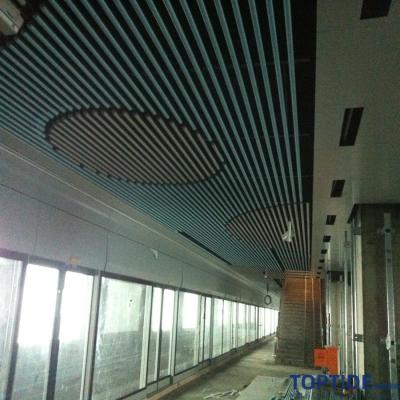 Chine Le métal multi circulaire de couleurs a suspendu le panneau de plafond que PVDF saupoudrent le profil en aluminium de revêtement à vendre
