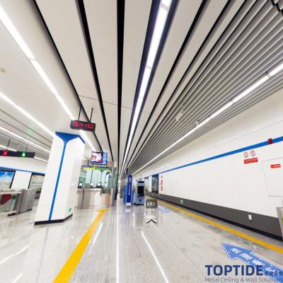 Chine Différentes largeurs de construction de couleurs de panneaux de système multi linéaire de plafond en aluminium/panneaux de plafond en acier de bande à vendre