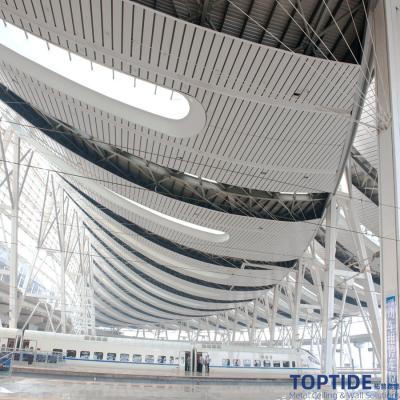 Китай Потолок металла внешнего потолка прокладки покрытия PVDF волнистого алюминиевого линейного на открытом воздухе Windproof изогнутый приостанавливанный продается