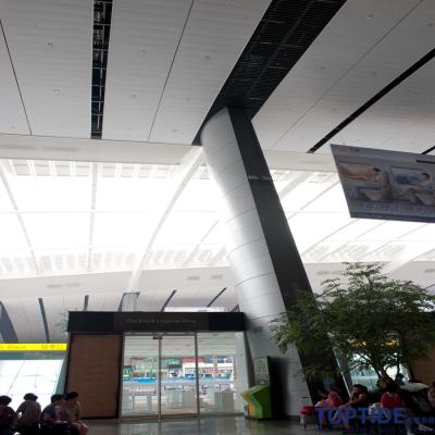 Chine Le passage externe d'aluminium de rouleau de la forme S de forme de plafond protégeant du vent de bande a suspendu la planche linéaire en métal à vendre
