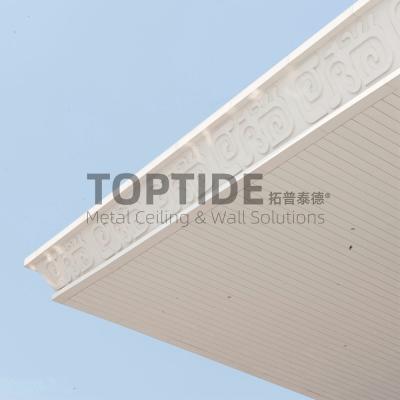 Chine C blanc forment la planche linéaire de plafond de bande a suspendu le plafond faux caché de grille à vendre